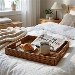 Charmille Firkantet Serveringsbakke i Rattan. Honey